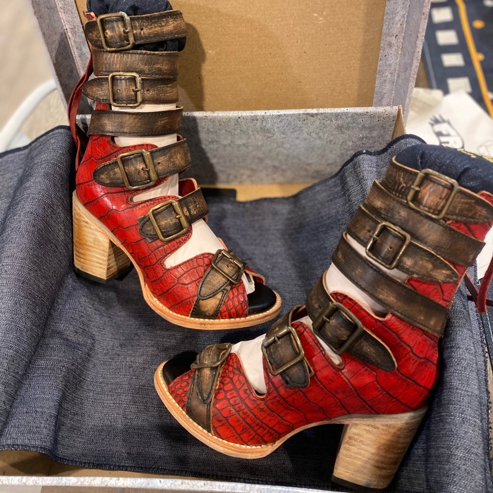 Freebird by Steven bond red Croco Strappy Sandals - Picture 3 of 5